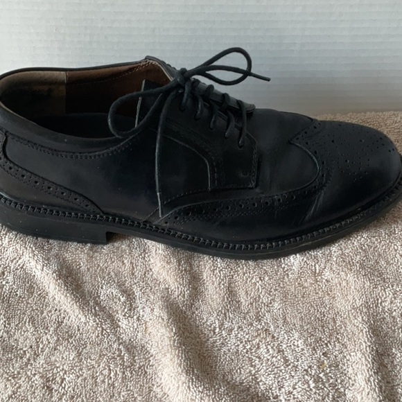 Dockers Black Leather Oxfords with Wingtip Design - Picture 5 of 9